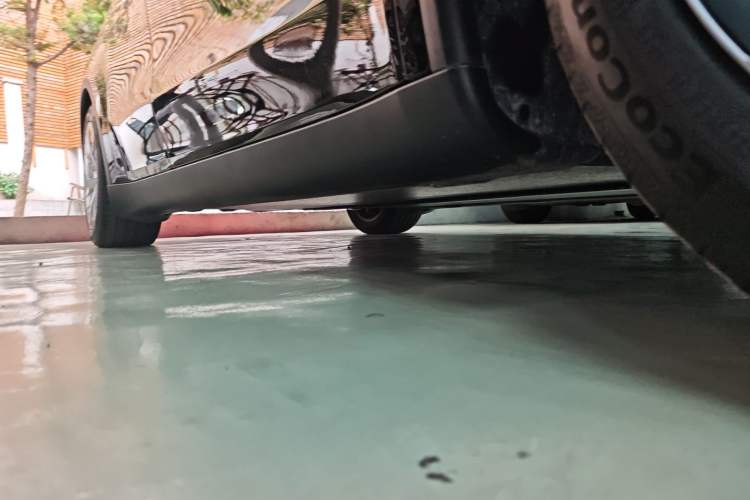 Used Tesla Model Y L 2025 Model Long-Range All-Wheel-Drive Version Right Side Sill
