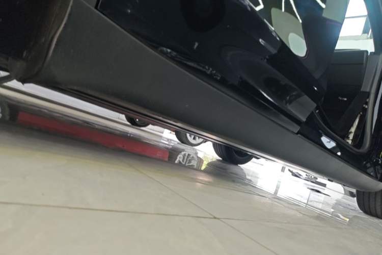 Used Tesla Model Y L 2025 Model Long-Range All-Wheel-Drive Version Right Side Sill