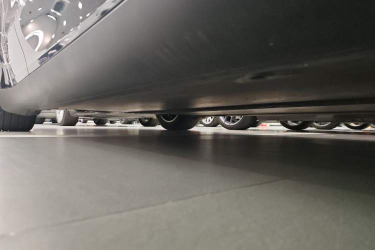 Used Tesla Model Y L 2025 Model Long-Range All-Wheel-Drive Version Right Side Sill