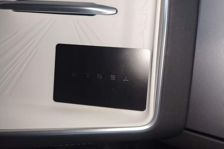 Used Tesla Model Y L 2025 Model Long-Range All-Wheel-Drive Version Vehicle Key