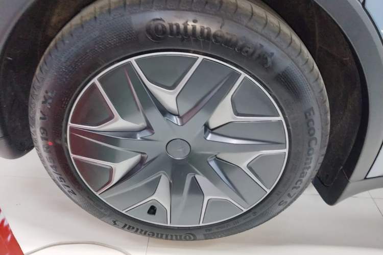 Used Tesla Model Y L 2025 Model Long-Range All-Wheel-Drive Version Exterior 5
