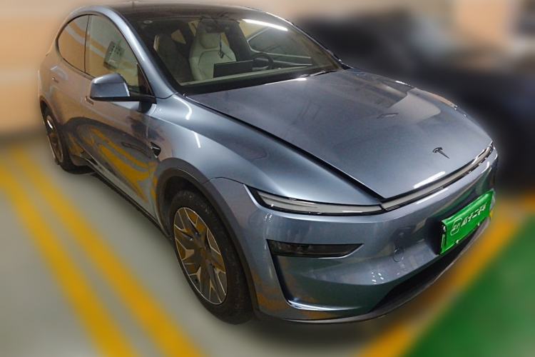 Used Tesla Model Y L 2025 Model Long-Range All-Wheel-Drive Version Front Right 45 Deg