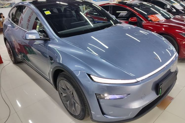 Used Tesla Model Y L 2025 Model Long-Range All-Wheel-Drive Version Front Right 45 Deg