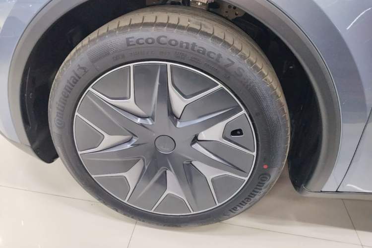 Used Tesla Model Y L 2025 Model Long-Range All-Wheel-Drive Version Left Front Wheel Hub