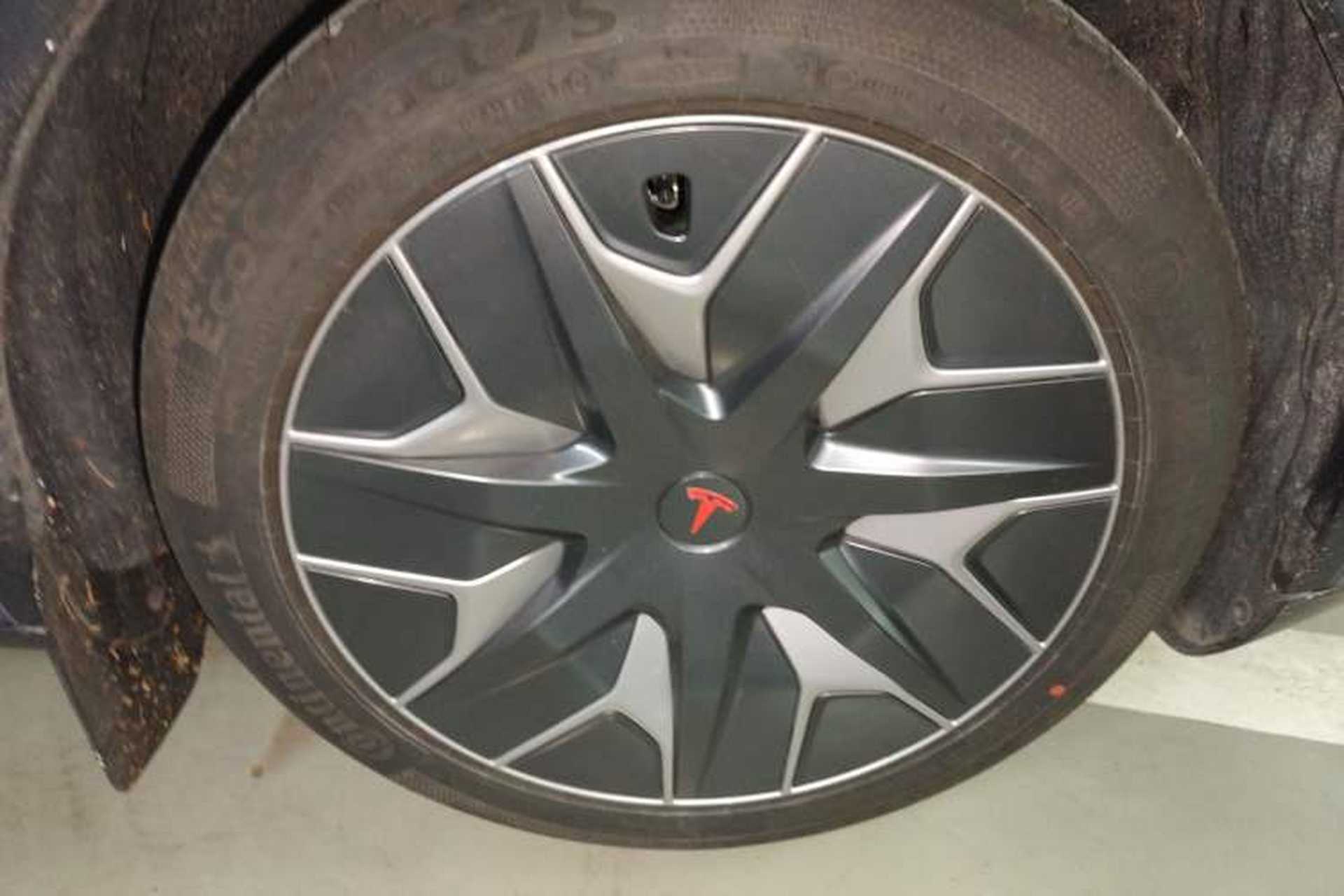 Used Tesla Model Y L 2025 Model Long-Range All-Wheel-Drive Version Right Front Wheel Hub
