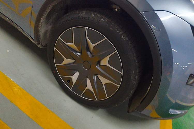 Used Tesla Model Y L 2025 Model Long-Range All-Wheel-Drive Version Right Front Wheel Hub
