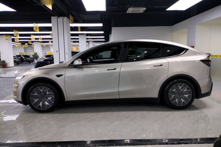 Used Tesla Model Y L 2025 Model Long-Range All-Wheel-Drive Version Exterior 3