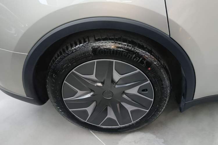Used Tesla Model Y L 2025 Model Long-Range All-Wheel-Drive Version Exterior 5