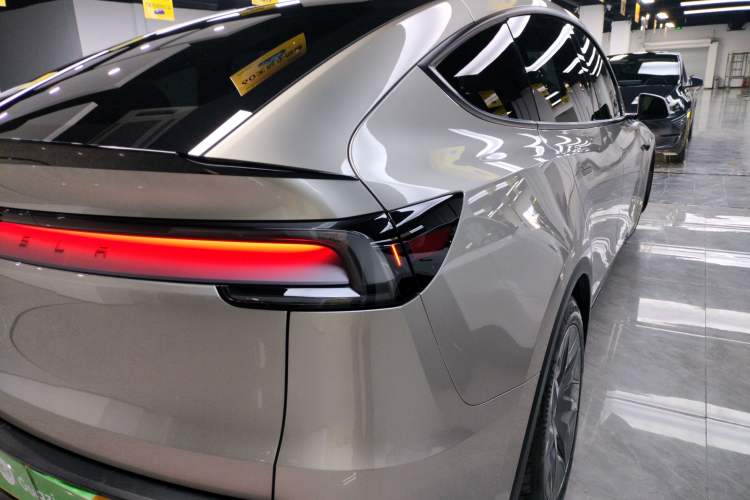 Used Tesla Model Y L 2025 Model Long-Range All-Wheel-Drive Version Exterior 6