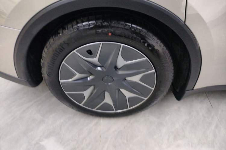 Used Tesla Model Y L 2025 Model Long-Range All-Wheel-Drive Version Exterior 8