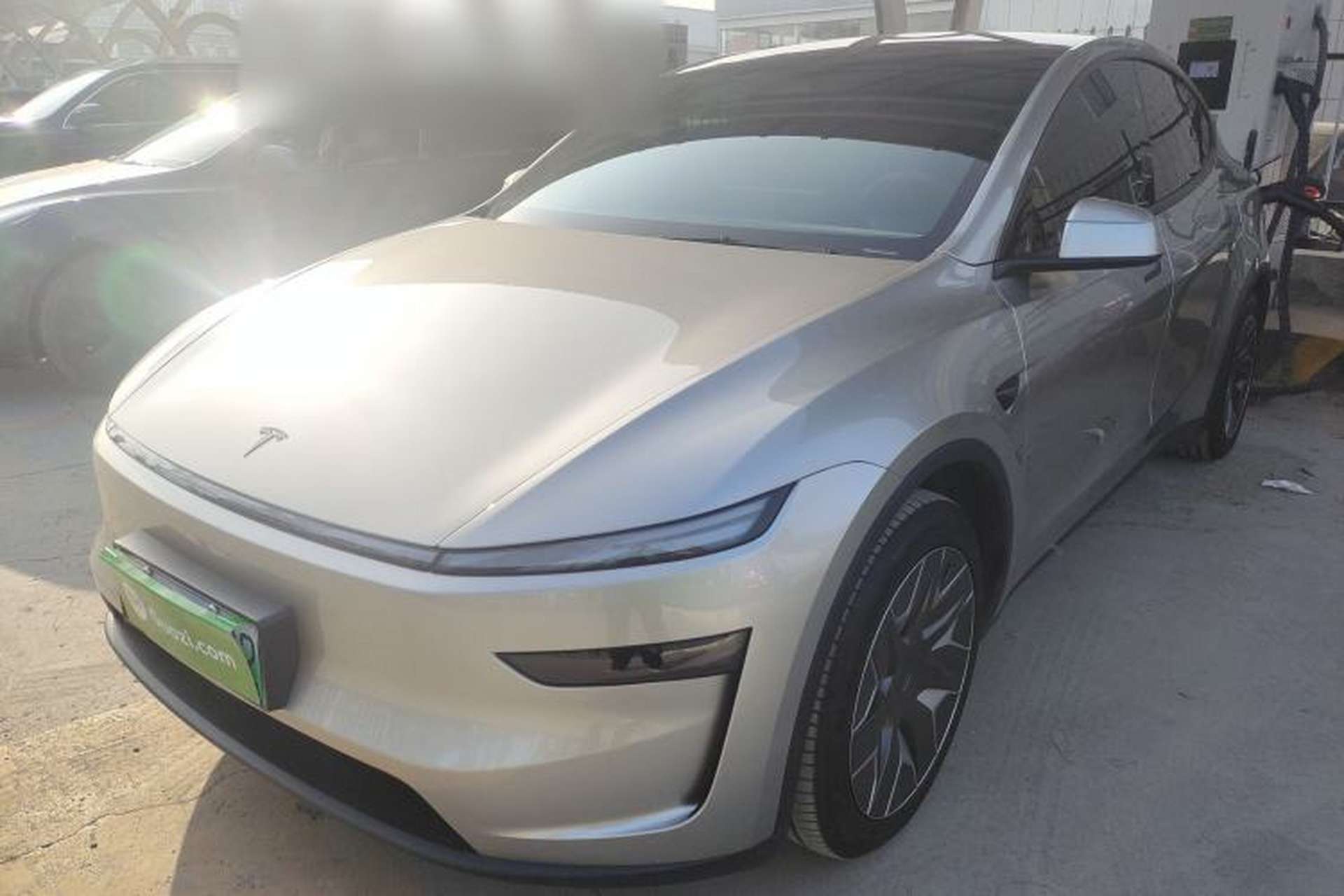 Used Tesla Model Y L 2025 Model Long-Range All-Wheel-Drive Version Front Left 45 Deg