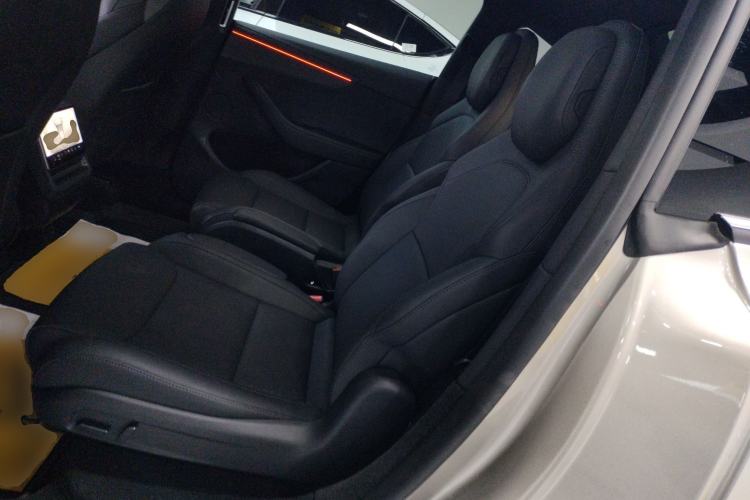 Used Tesla Model Y L 2025 Model Long-Range All-Wheel-Drive Version Interior 4