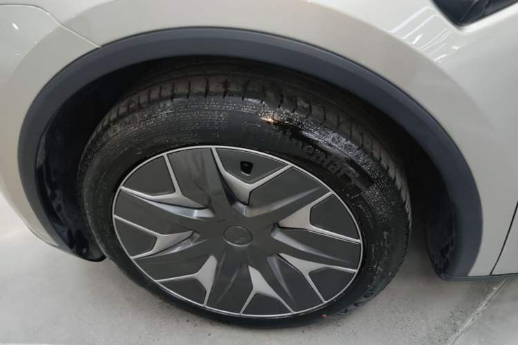 Used Tesla Model Y L 2025 Model Long-Range All-Wheel-Drive Version Left Front Wheel Hub