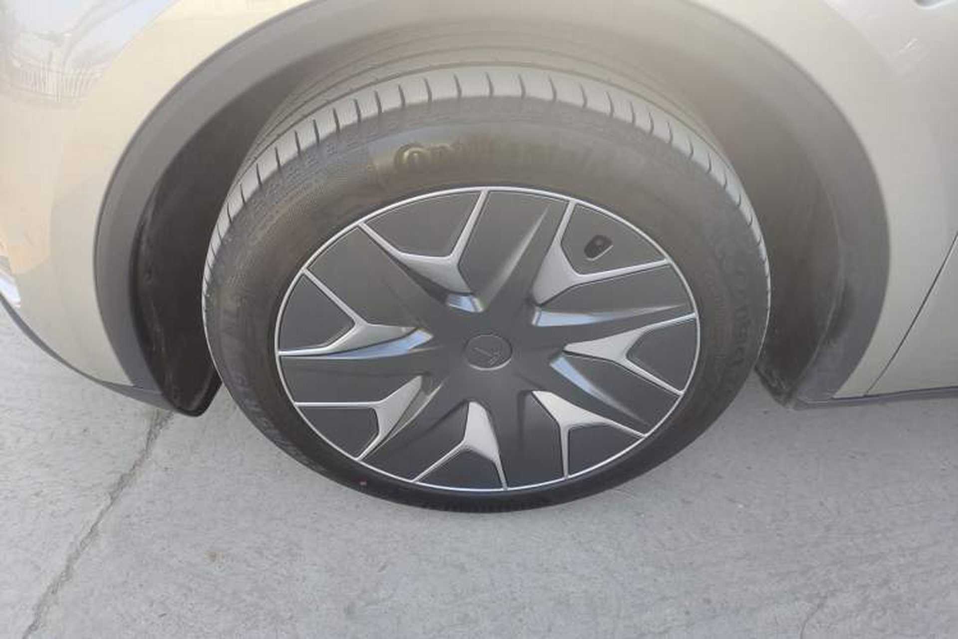 Used Tesla Model Y L 2025 Model Long-Range All-Wheel-Drive Version Left Front Wheel Hub