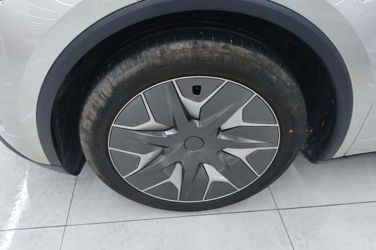Used Tesla Model Y L 2025 Model Long-Range All-Wheel-Drive Version Left Front Wheel Hub