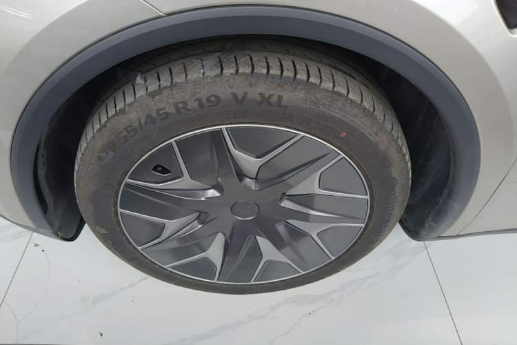 Used Tesla Model Y L 2025 Model Long-Range All-Wheel-Drive Version Left Front Wheel Hub