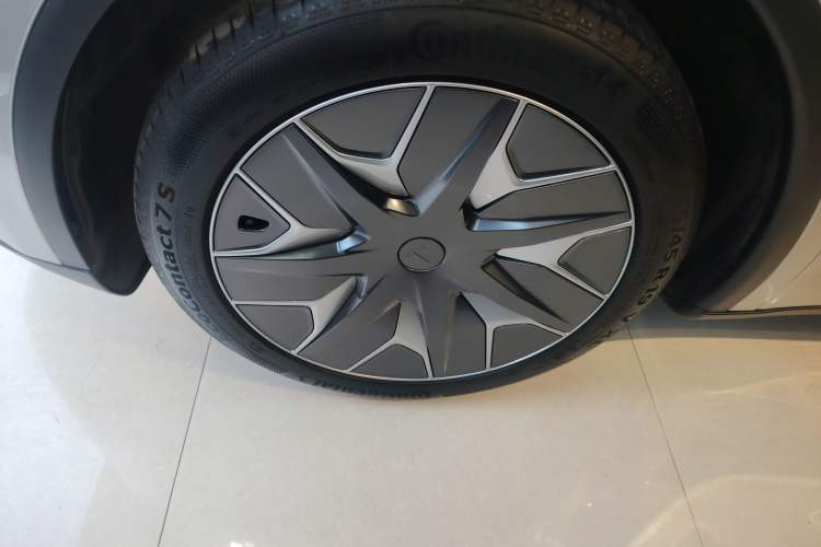 Used Tesla Model Y L 2025 Model Long-Range All-Wheel-Drive Version Left Front Wheel Hub
