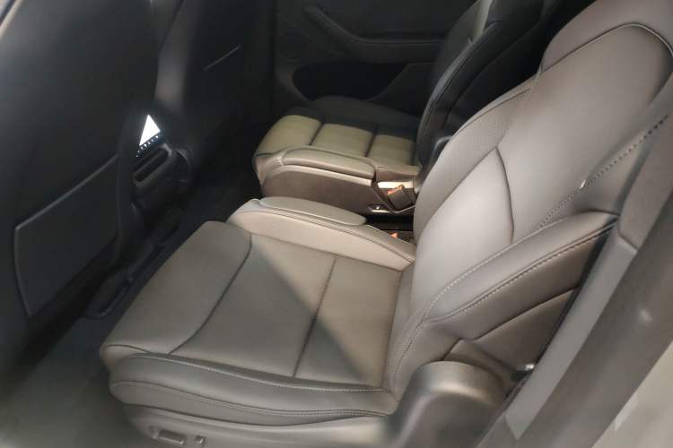 Used Tesla Model Y L 2025 Model Long-Range All-Wheel-Drive Version Left Rear Seat