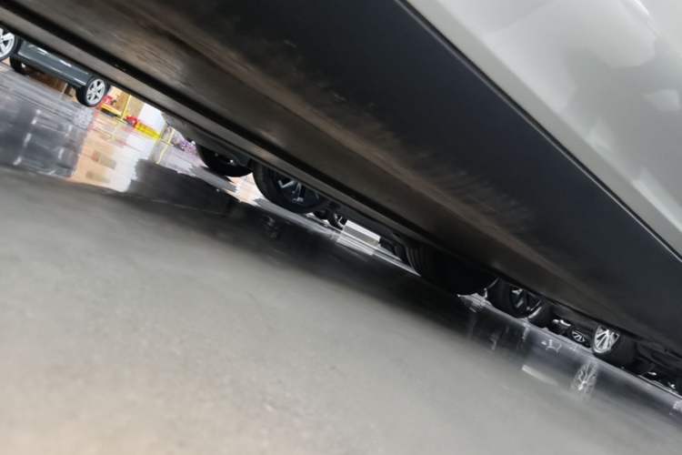 Used Tesla Model Y L 2025 Model Long-Range All-Wheel-Drive Version Left Side Sill