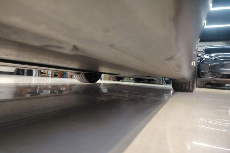 Used Tesla Model Y L 2025 Model Long-Range All-Wheel-Drive Version Left Side Sill