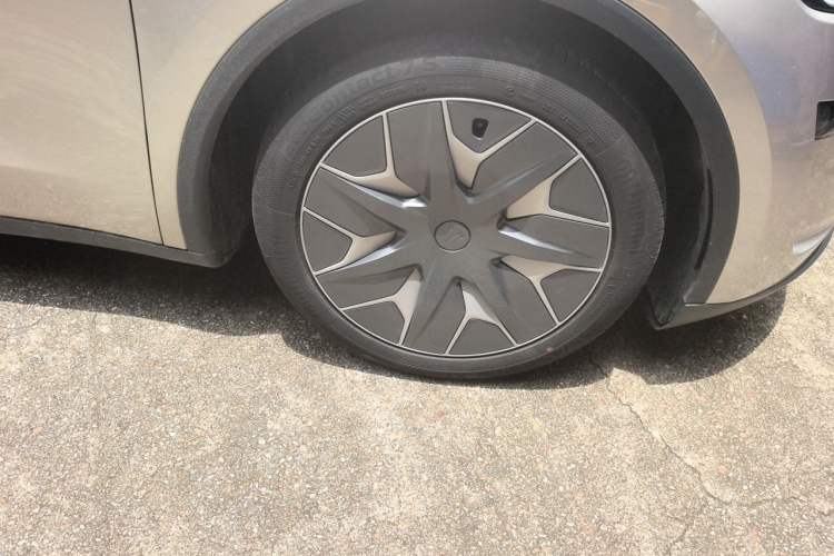 Used Tesla Model Y L 2025 Model Long-Range All-Wheel-Drive Version Right Front Wheel Hub