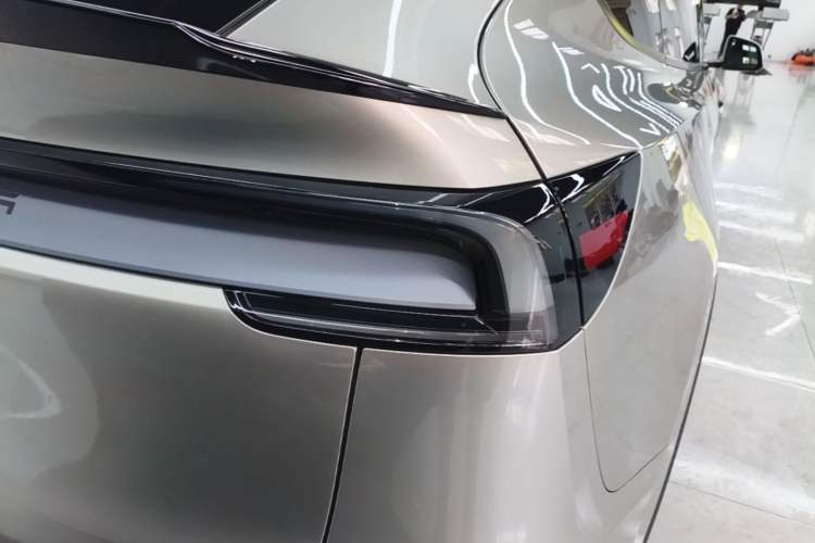 Used Tesla Model Y L 2025 Model Long-Range All-Wheel-Drive Version Right Rear Taillight