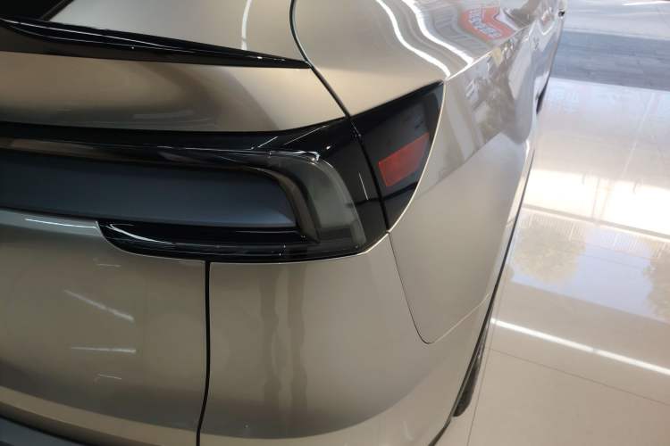 Used Tesla Model Y L 2025 Model Long-Range All-Wheel-Drive Version Right Rear Taillight