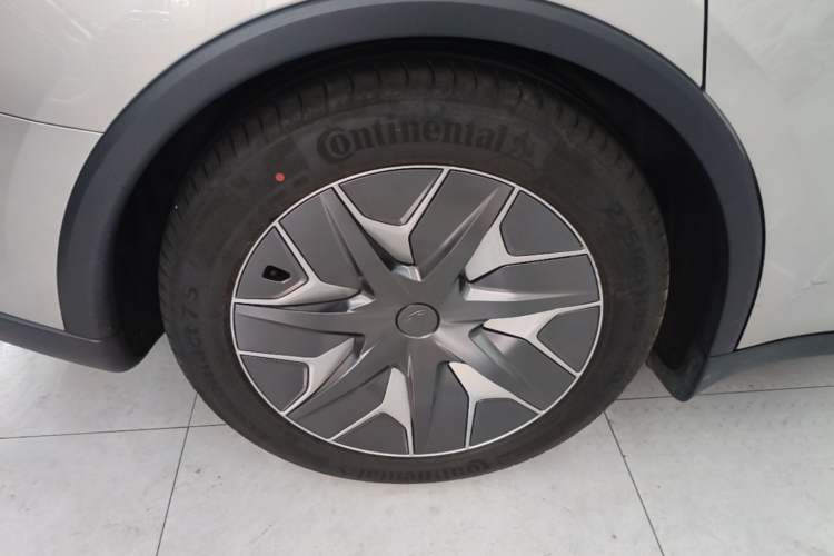 Used Tesla Model Y L 2025 Model Long-Range All-Wheel-Drive Version Right Rear Wheel Hub