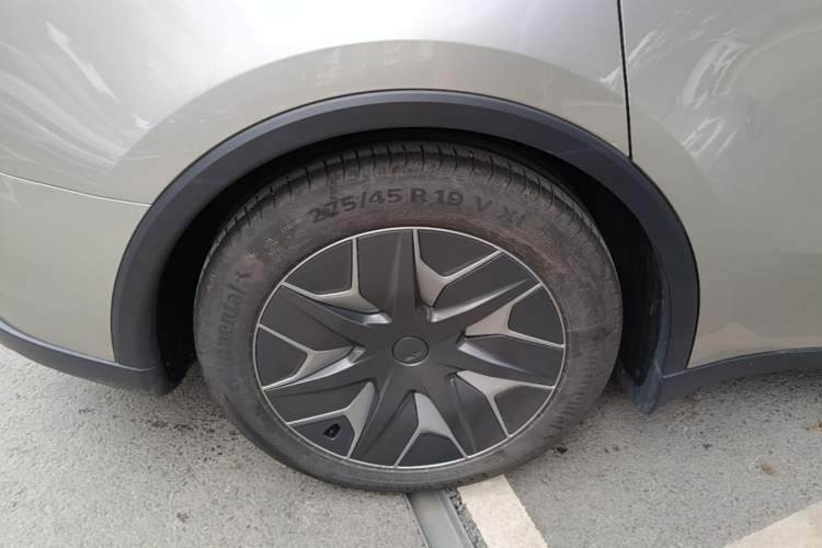 Used Tesla Model Y L 2025 Model Long-Range All-Wheel-Drive Version Right Rear Wheel Hub