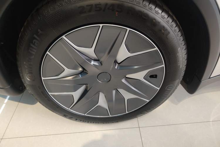 Used Tesla Model Y L 2025 Model Long-Range All-Wheel-Drive Version Right Rear Wheel Hub