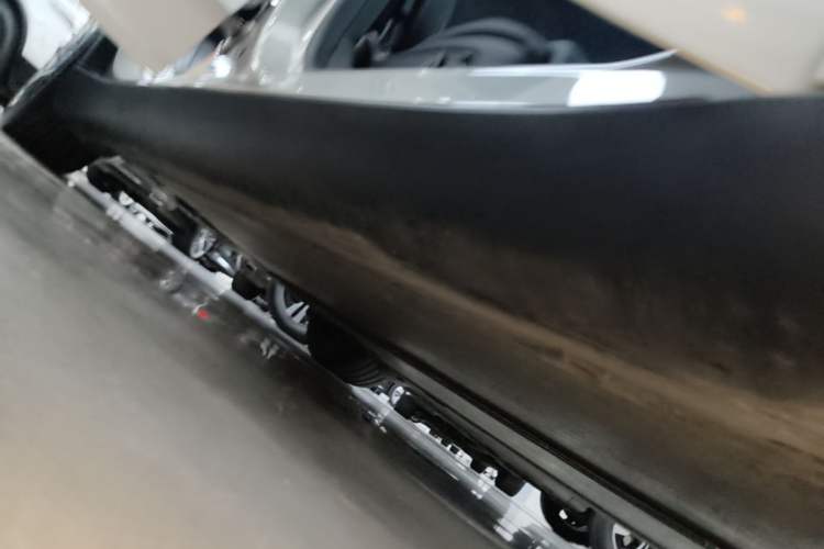 Used Tesla Model Y L 2025 Model Long-Range All-Wheel-Drive Version Right Side Sill