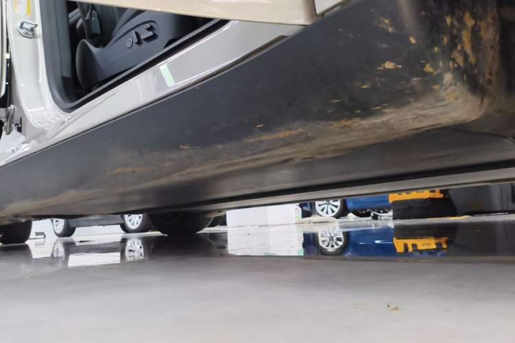 Used Tesla Model Y L 2025 Model Long-Range All-Wheel-Drive Version Right Side Sill