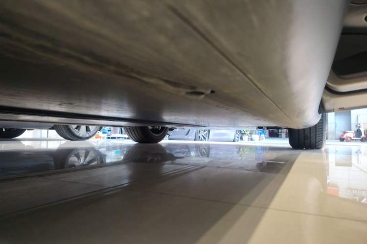 Used Tesla Model Y L 2025 Model Long-Range All-Wheel-Drive Version Right Side Sill