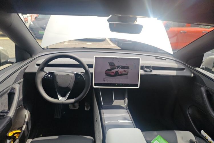 Used Tesla Model Y L 2025 Model Long-Range All-Wheel-Drive Version Center Console