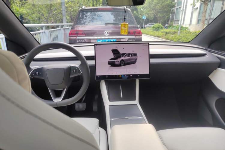 Used Tesla Model Y L 2025 Model Long-Range All-Wheel-Drive Version Center Console