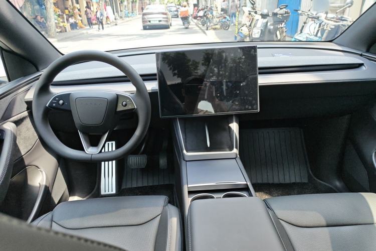 Used Tesla Model Y L 2025 Model Long-Range All-Wheel-Drive Version Center Console