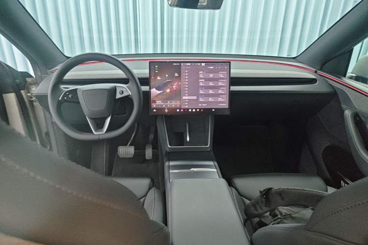 Used Tesla Model Y L 2025 Model Long-Range All-Wheel-Drive Version Center Console