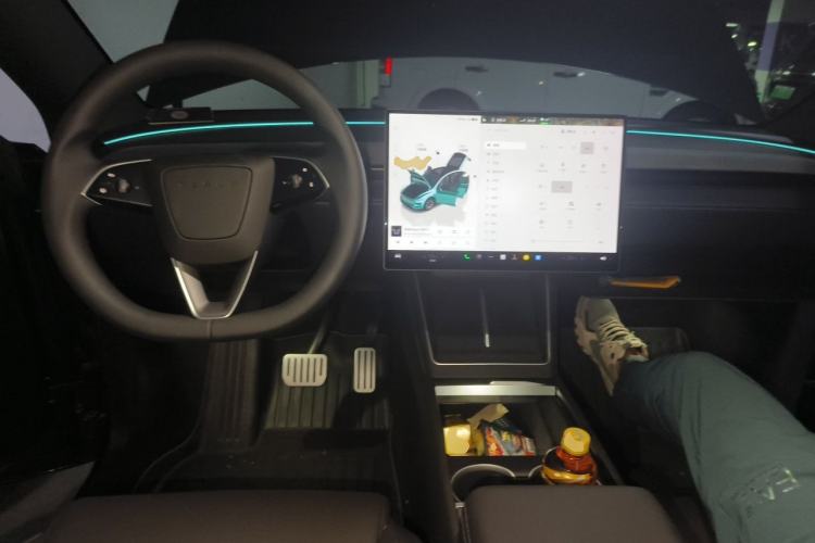 Used Tesla Model Y L 2025 Model Long-Range All-Wheel-Drive Version Center Console