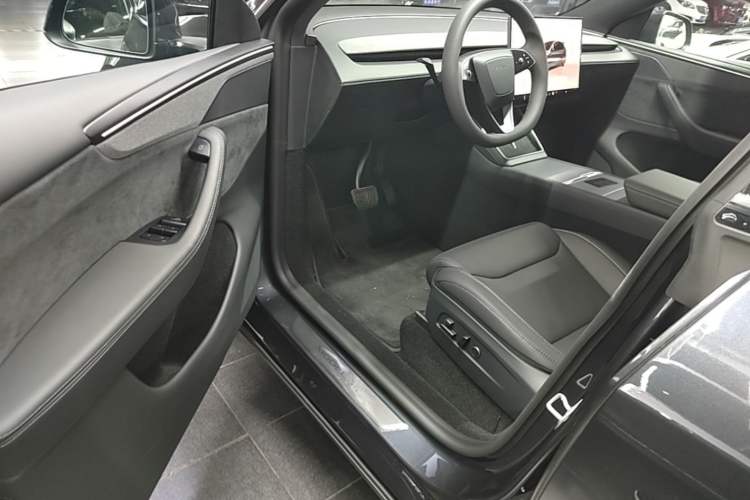 Used Tesla Model Y L 2025 Model Long-Range All-Wheel-Drive Version Driver Seat
