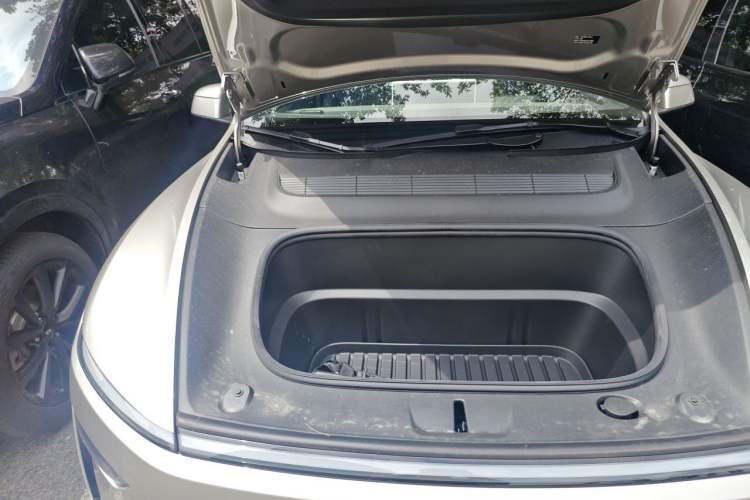 Used Tesla Model Y L 2025 Model Long-Range All-Wheel-Drive Version Engine Bay Right