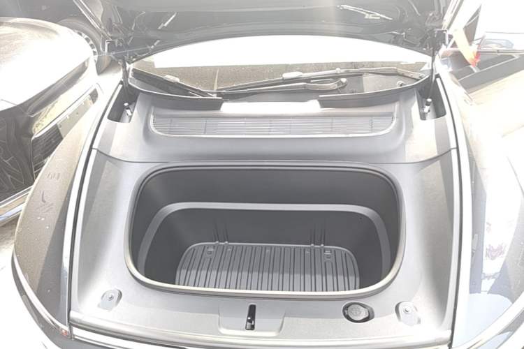 Used Tesla Model Y L 2025 Model Long-Range All-Wheel-Drive Version Engine Bay