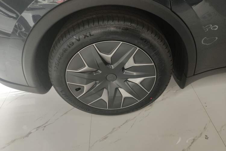 Used Tesla Model Y L 2025 Model Long-Range All-Wheel-Drive Version Exterior 2