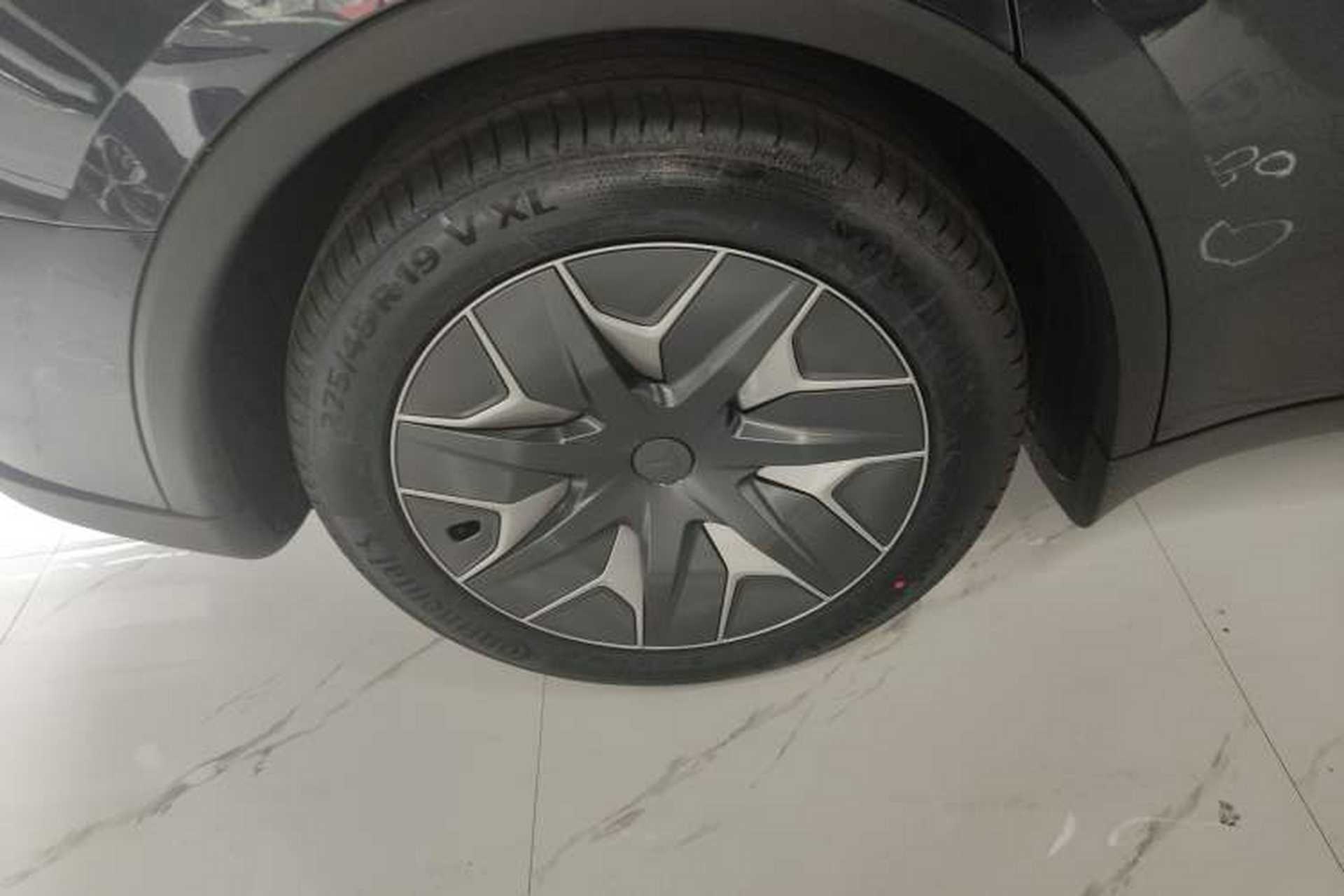 Used Tesla Model Y L 2025 Model Long-Range All-Wheel-Drive Version Exterior 2