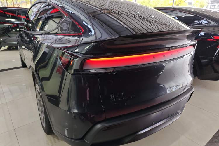 Used Tesla Model Y L 2025 Model Long-Range All-Wheel-Drive Version Exterior 2