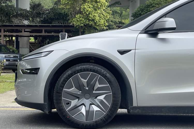 Used Tesla Model Y L 2025 Model Long-Range All-Wheel-Drive Version Exterior 2