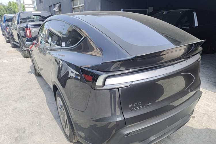 Used Tesla Model Y L 2025 Model Long-Range All-Wheel-Drive Version Exterior 2