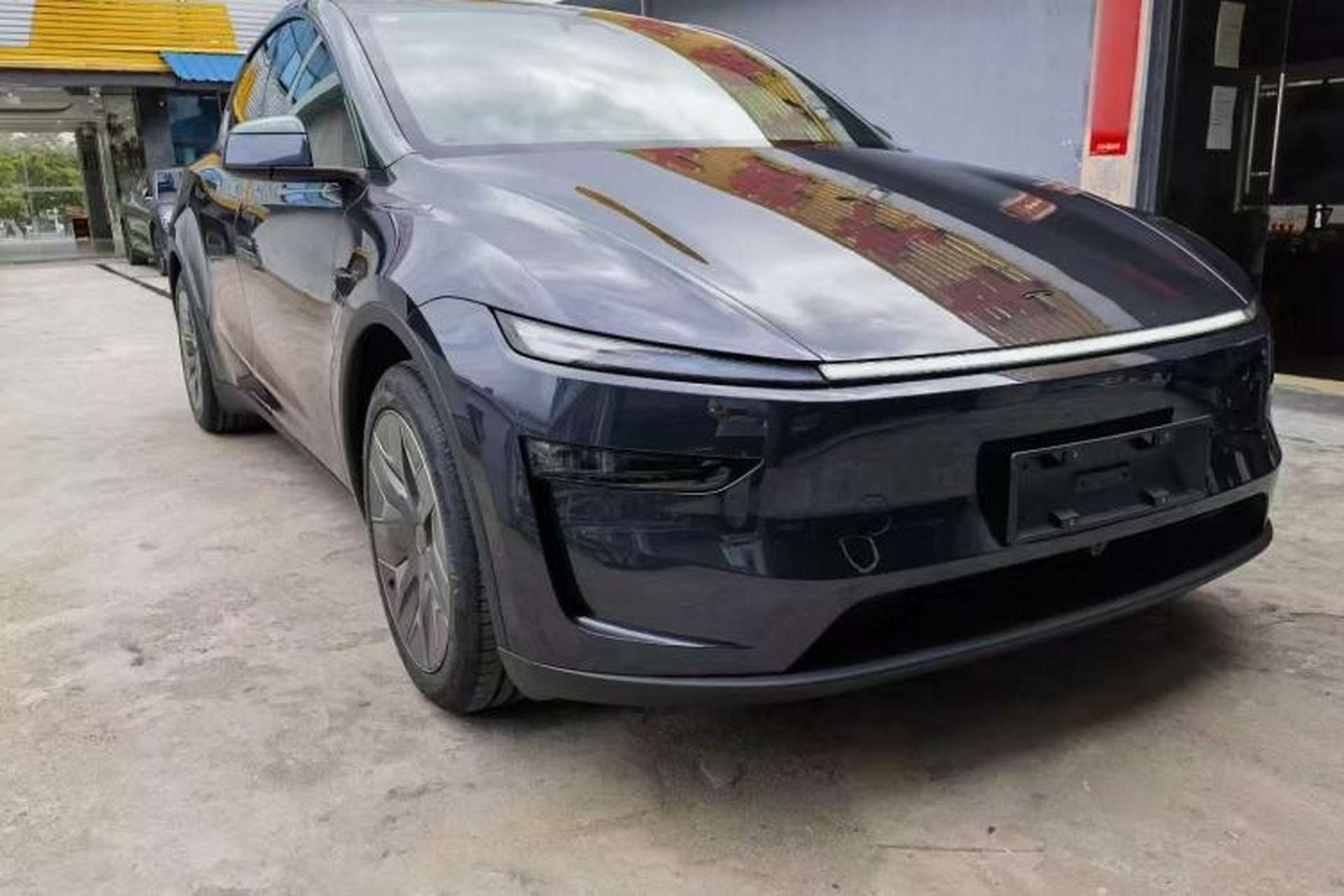 Used Tesla Model Y L 2025 Model Long-Range All-Wheel-Drive Version Exterior 3