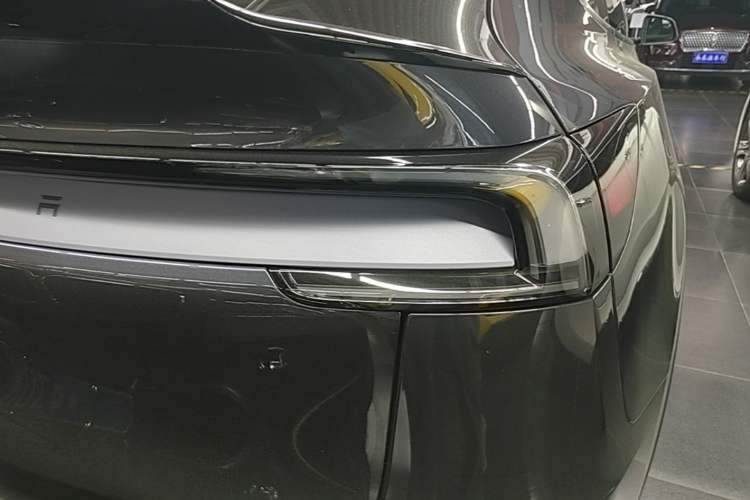 Used Tesla Model Y L 2025 Model Long-Range All-Wheel-Drive Version Exterior 3