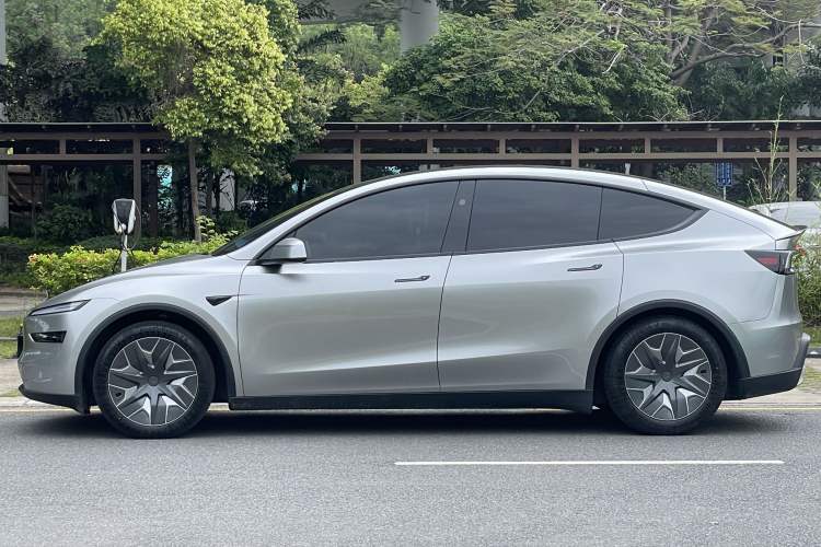 Used Tesla Model Y L 2025 Model Long-Range All-Wheel-Drive Version Exterior 3