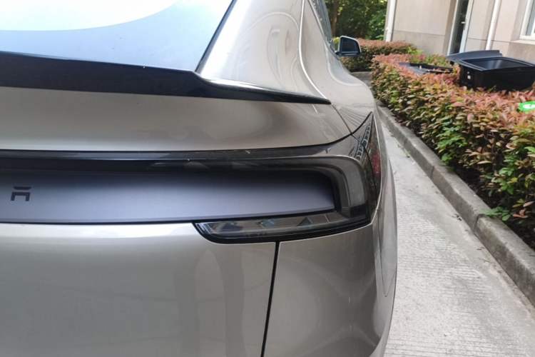 Used Tesla Model Y L 2025 Model Long-Range All-Wheel-Drive Version Exterior 3
